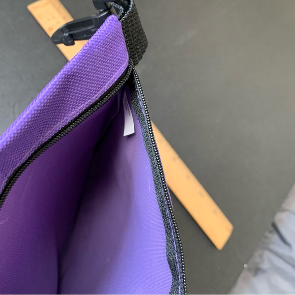 Crystal Purple Pouch Carrying Bag with Zipper & Latch Hook & Assorted Crystals. - Picture 4 of 9